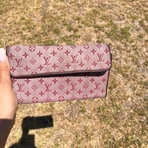 Louis Vuitton Wallet (on chain)